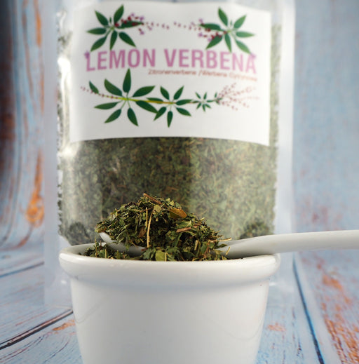 Verpackung von Zitronenverbene-Tee, Lippia Citriodora, mit frischen grünen Blättern und violetten Blüten illustriert, ideal für aromatischen Kräutertee.