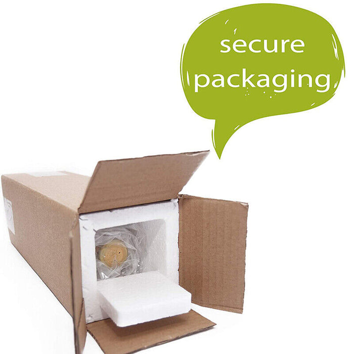 Kartonverpackung mit sicherer Polsterung für den Transport von empfindlichen Produkten, mit einem grünen Sprechblasen-Aufkleber, der sichere Verpackung signalisiert.