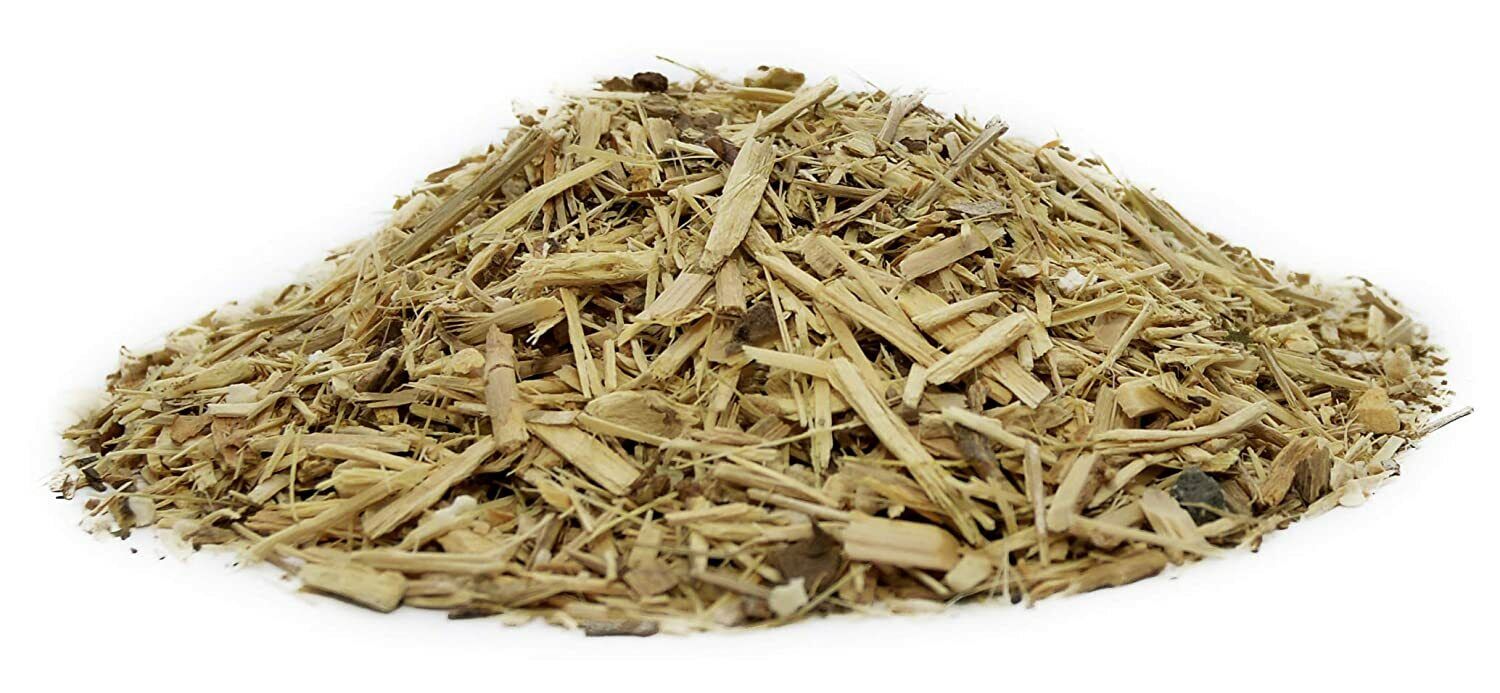 Haufen von fein geschnittener Taigawurzel, Sibirischer Ginseng, zur Verwendung in Tees und natürlichen Heilmitteln.