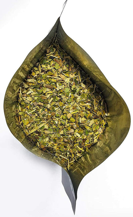 Getrocknete Yerba Mate Blätter, locker in einer traditionellen Verpackung, bereit für die Zubereitung eines energiegebenden Aufgusses.