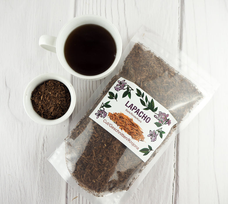 Verpackter Lapacho-Tee neben einer Teekanne, Paraguayischer Taheebo für Gesundheit und Wohlbefinden.