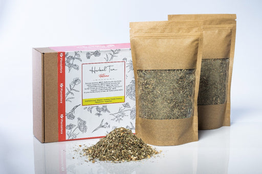 Herbal Tea 'Aftline' Set mit losen Blättern und Papiertütenverpackung auf weißem Studiohintergrund für Shopify-Shops.