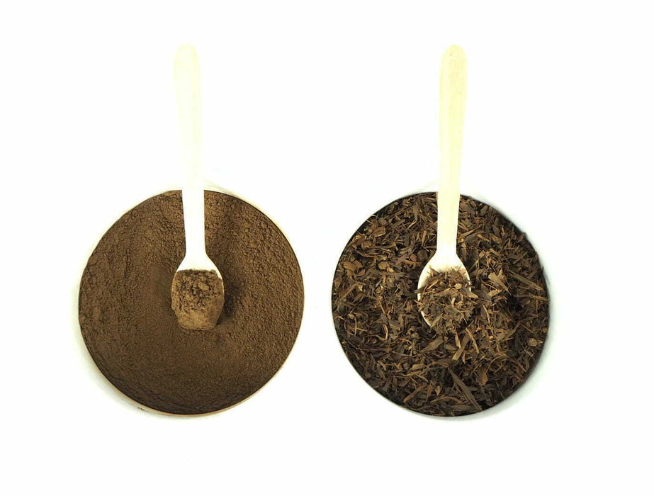 Frisch aufgebrühter Lapacho-Tee neben getrocknetem Tee, ein traditionelles Heilmittel aus Südamerika.