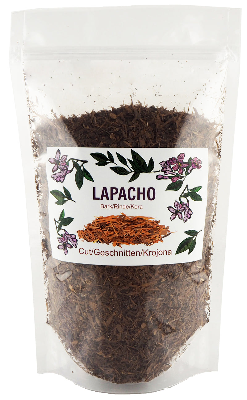 Lapacho-Tee in einer Schaufel über einem wiederverschließbaren Beutel, natürliche Unterstützung des Immunsystems.