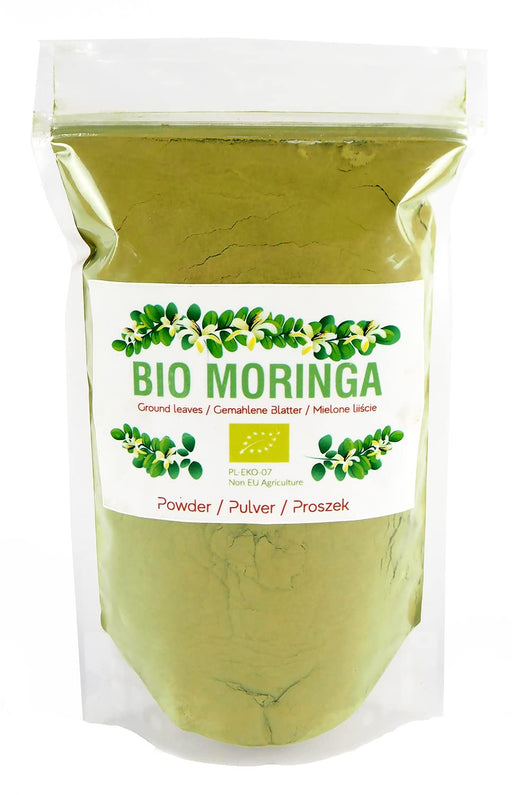 Verpackung von Bio Moringa Pulver mit grünen Moringablättern auf dem Etikett, zertifiziert mit PL-EKO-07 Siegel für Nicht-EU Landwirtschaft.