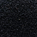 Die Makroaufnahme zeigt eine Nahaufnahme von schwarzen Nigellasamen, die ihre Textur und Form im Detail darstellt.
