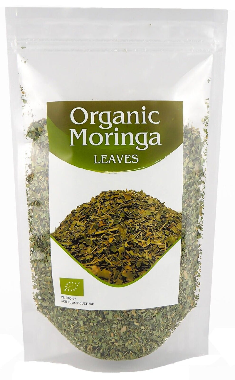 Bio-Moringablätter in durchsichtiger Verpackung mit grünem Etikett für eine gesunde Ernährung.