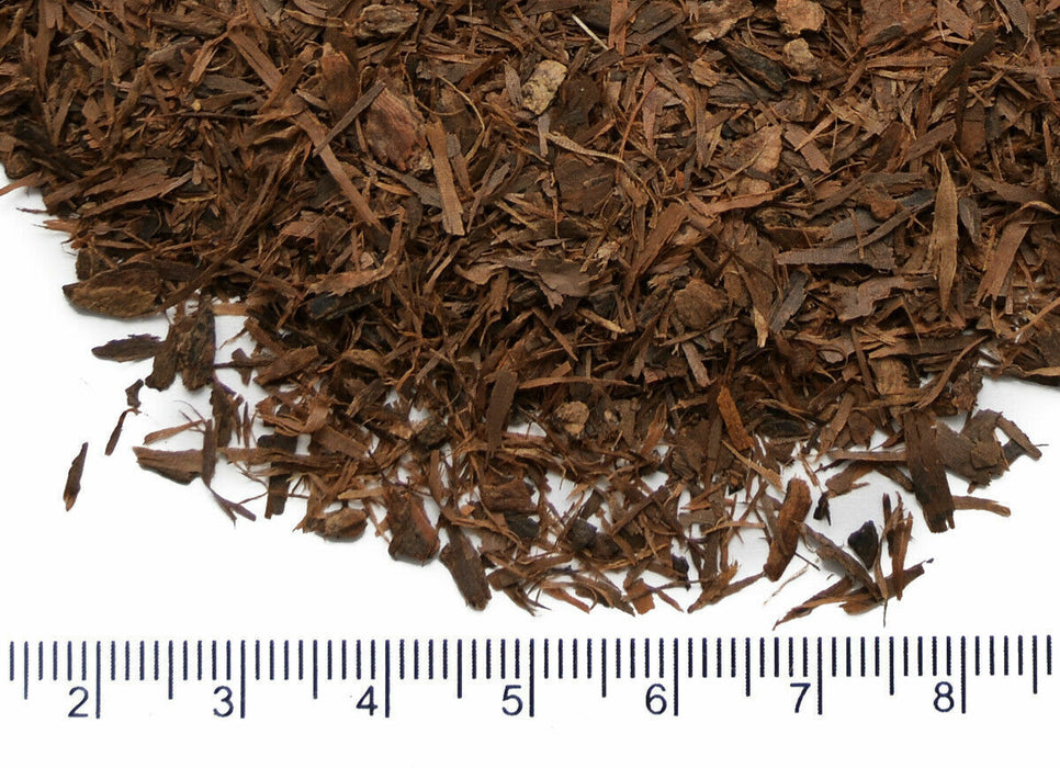 Detailansicht von geschnittenem Lapacho-Tee neben einem Maßstab, Qualität aus Paraguay.