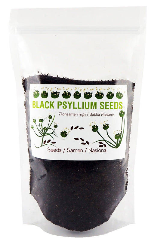 Verpackte schwarze Flohsamen mit Etikett, das die natürlichen Eigenschaften und Herkunft hervorhebt.
