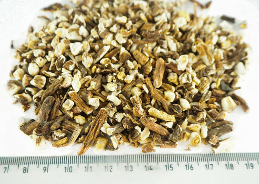 Nahaufnahme von zerkleinerten, getrockneten Löwenzahnwurzeln, verwendet als Kräuterzusatz oder Tee.