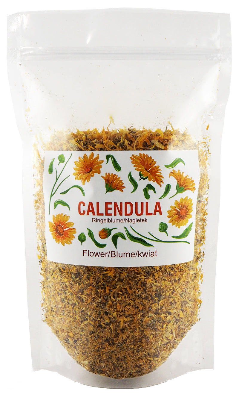 Geschlossene Verpackung mit getrockneten Ringelblumen (Calendula) Blüten für die Zubereitung von Kräutertee auf weißem Hintergrund.