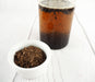 Lapacho-Tee in einer weißen Schale, gemahlene Rinde für wohltuenden Tee.