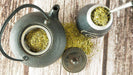 Aufgebrühter Yerba Mate Tee mit Zitronenverbene im traditionellen Matero