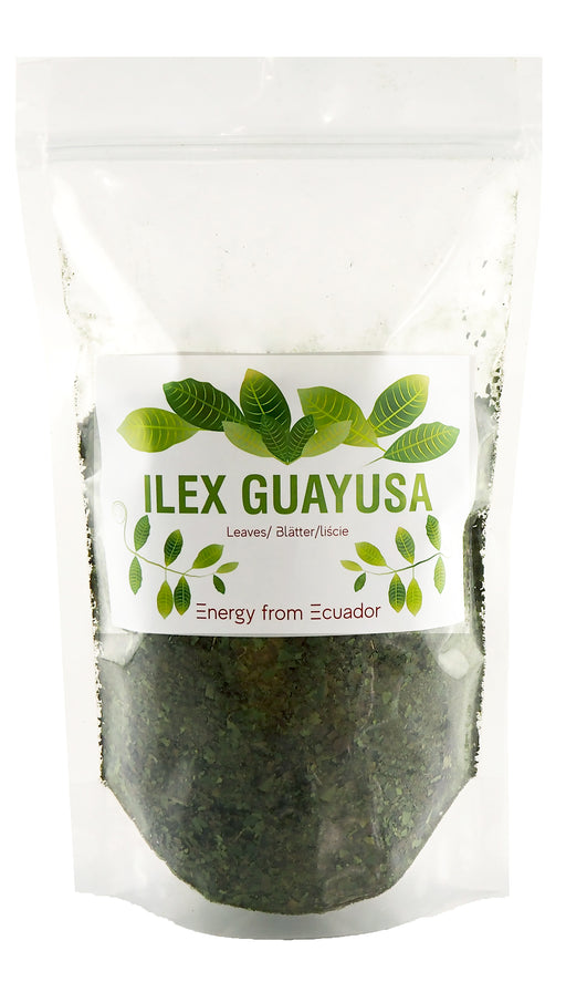 Ilex Guayusa Blätter in Verpackung neben einer grünen Mate-Tasse, Energie aus Ecuador.